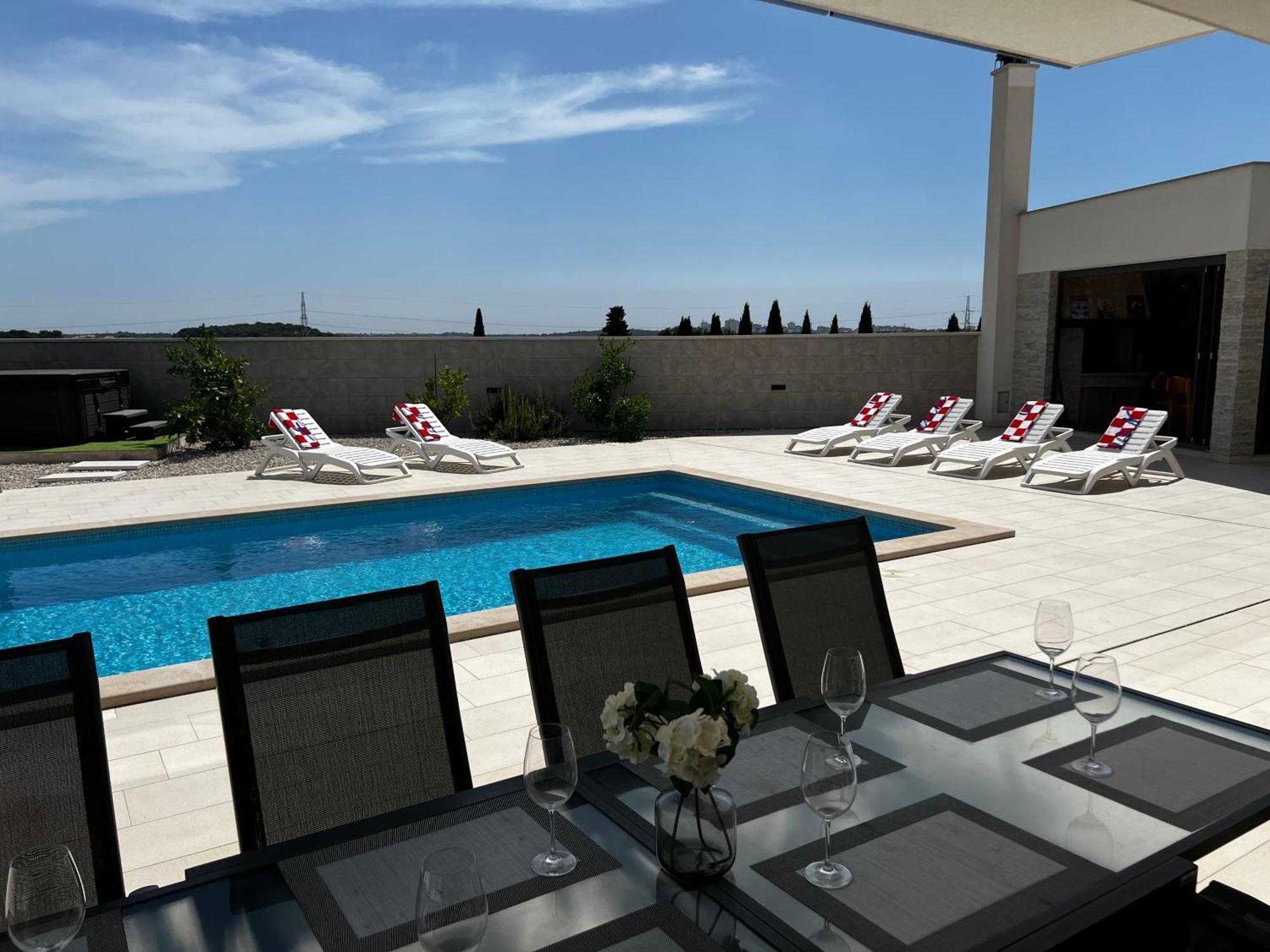 Mare - Modern With Swimming Pool And Jacuzzi Pula