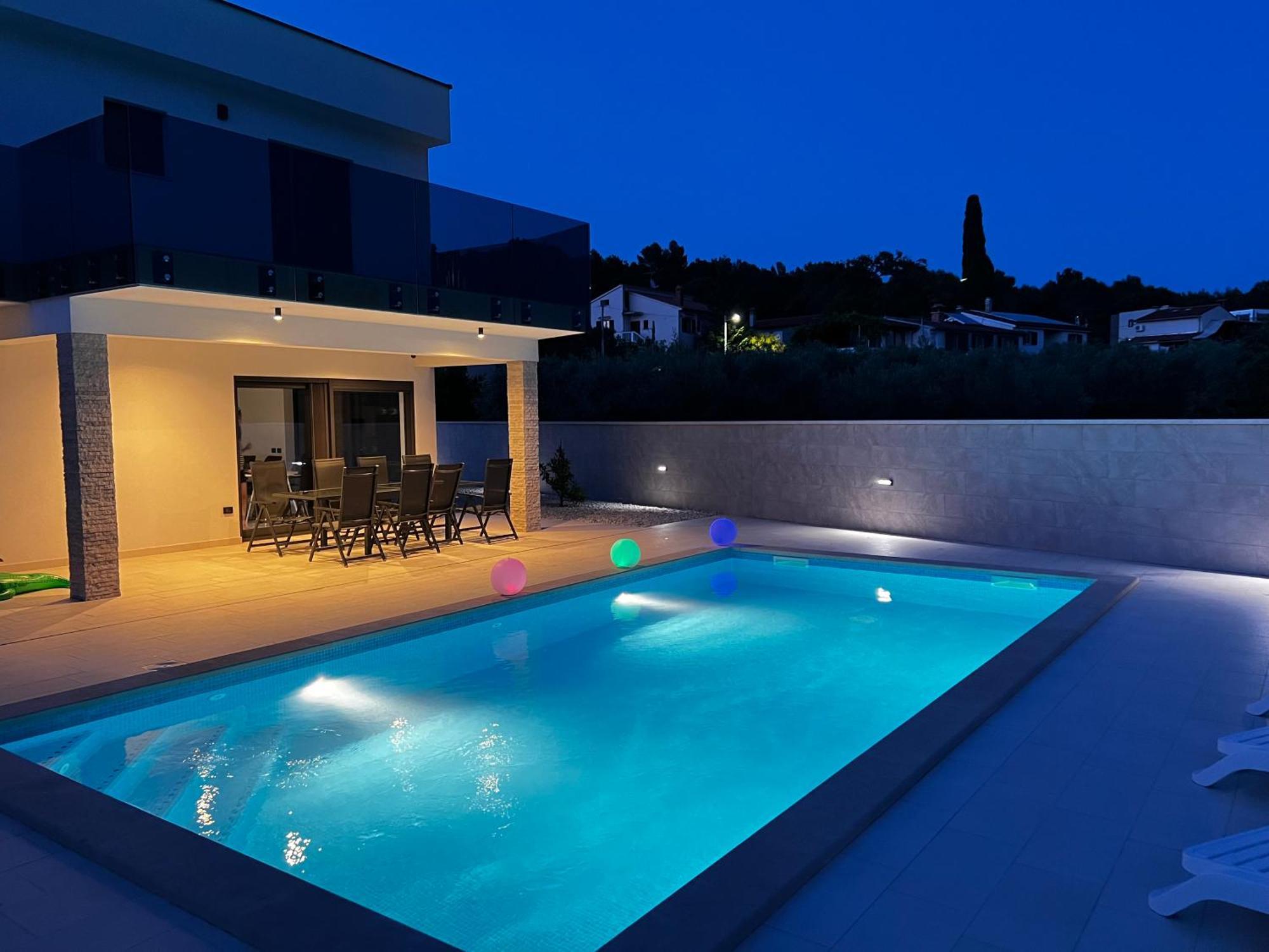 Mare - Modern With Swimming Pool And Jacuzzi Pula
