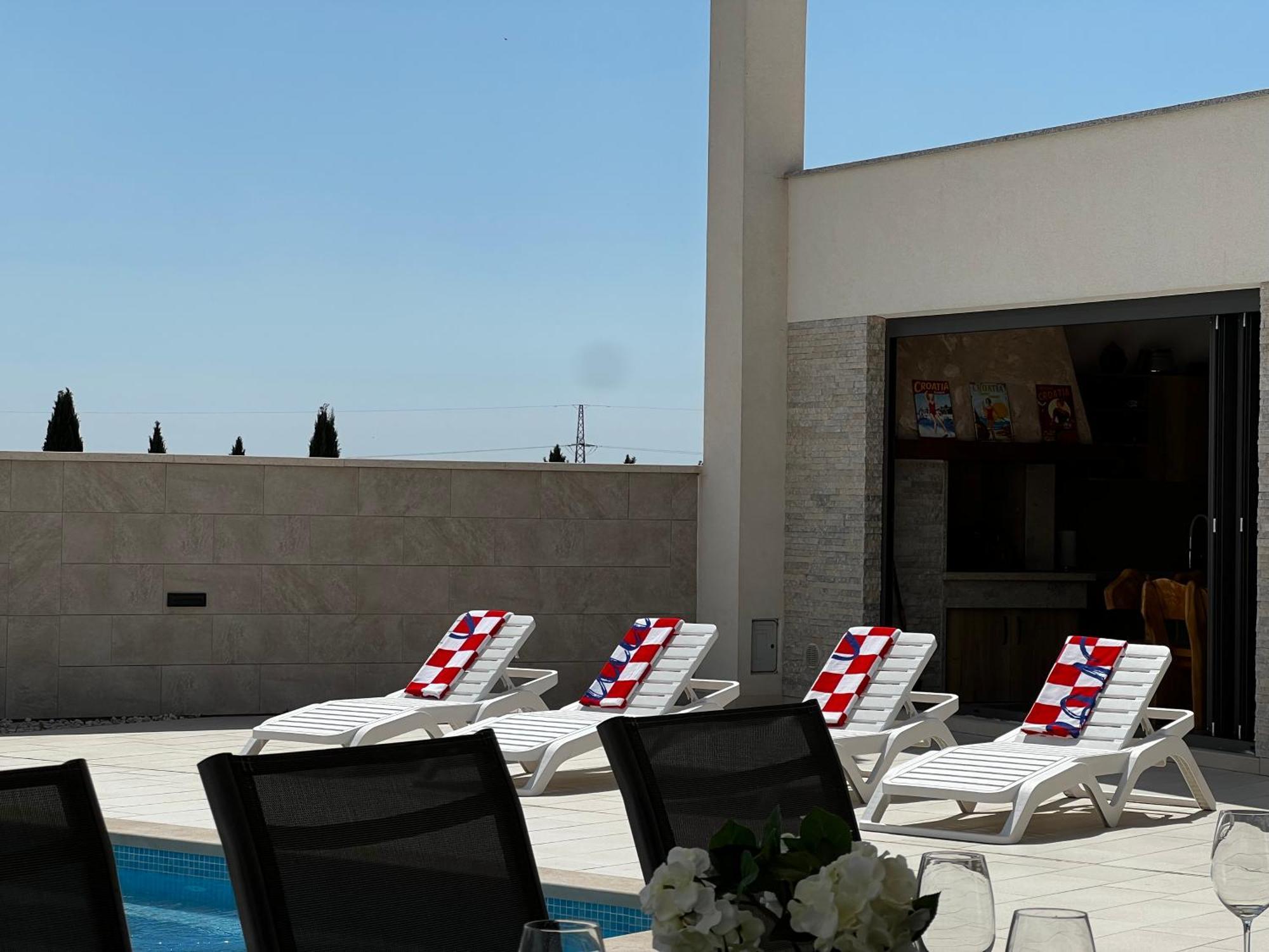 Mare - Modern With Swimming Pool And Jacuzzi Villa